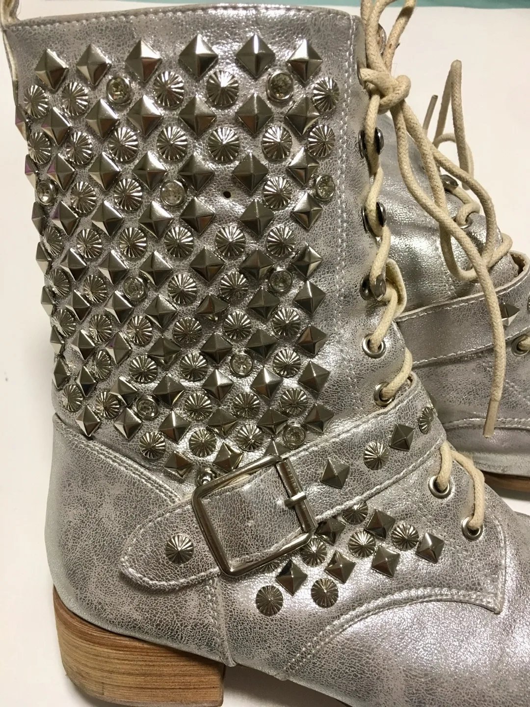 🧡 Women's Silver Stud Spikes Laces Boot size 8 Casual image indicator(2)