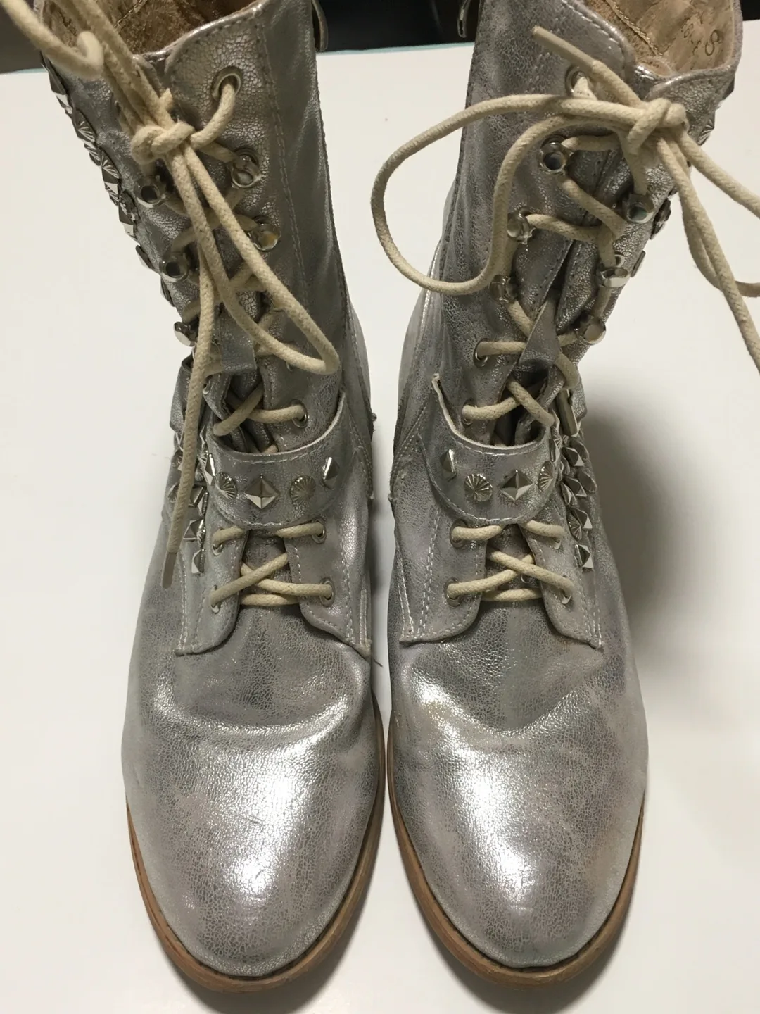🧡 Women's Silver Stud Spikes Laces Boot size 8 Casual image indicator(4)