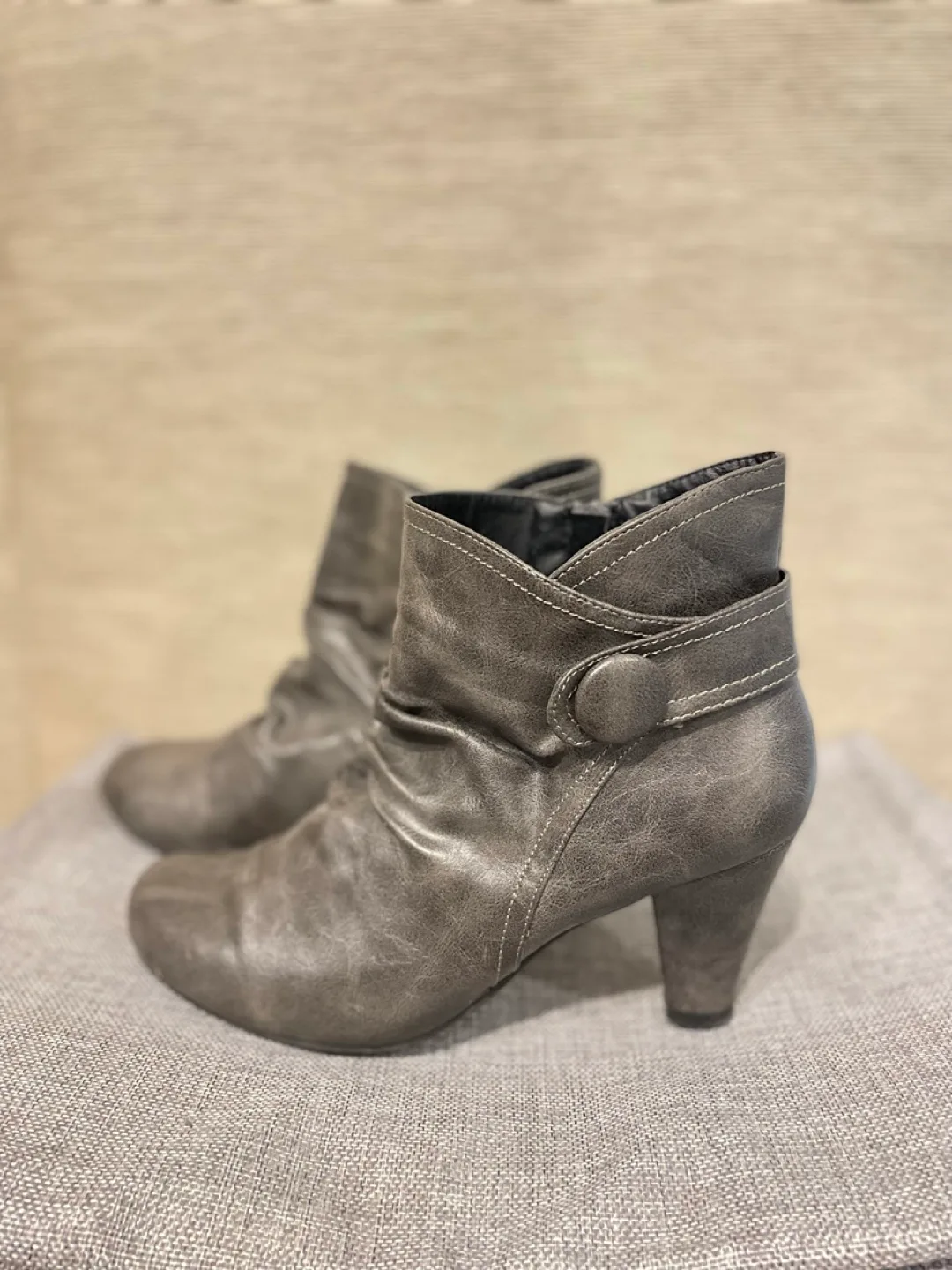 Women’s Grey Ankle Boots Size 8.5 image indicator(2)