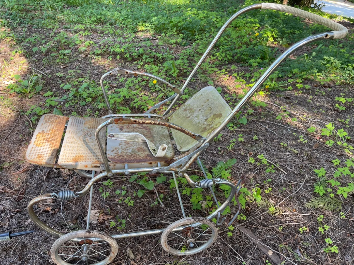 Vintage Metal Carriage for garden image indicator(2)