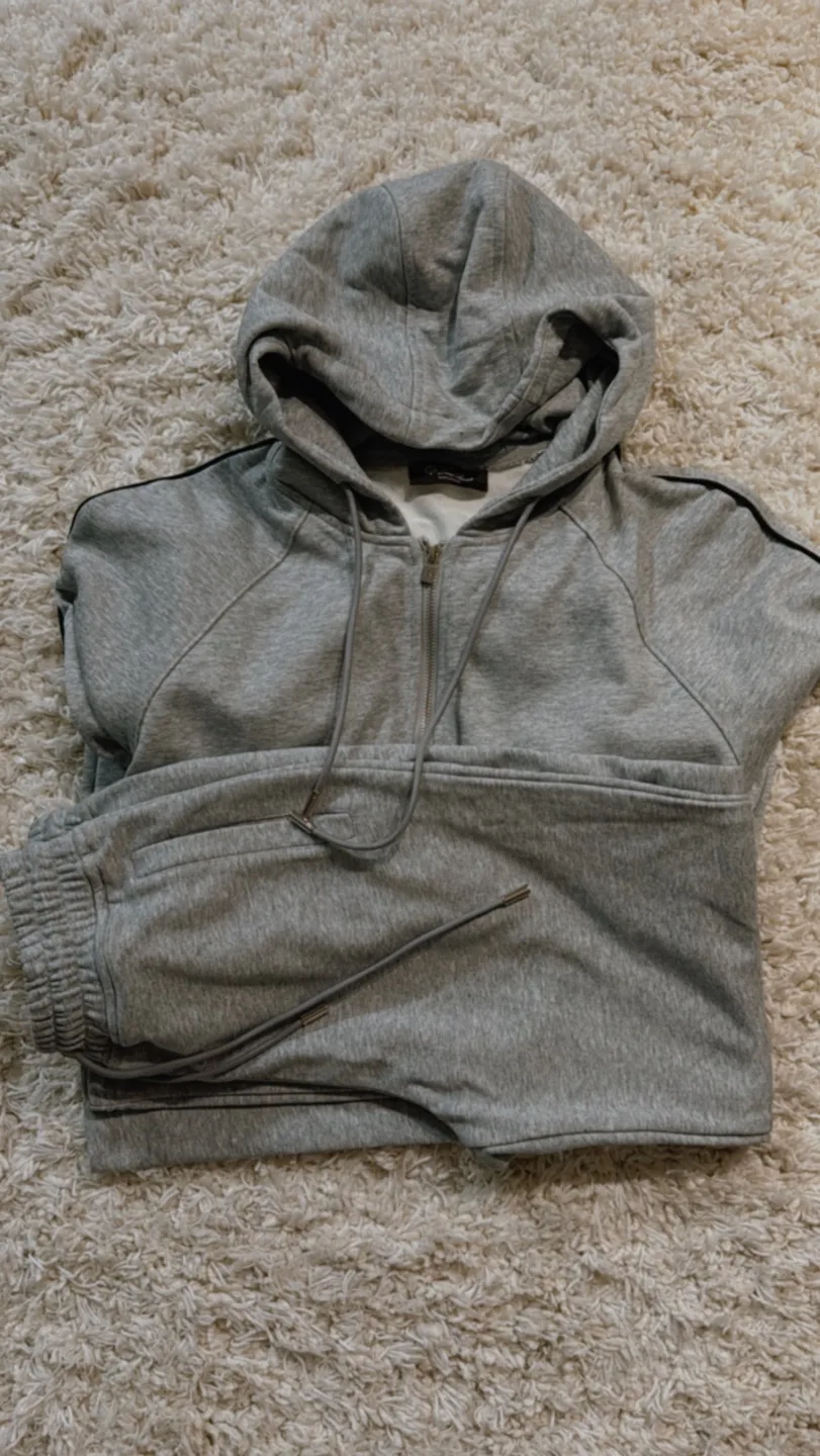 Grey tracksuit image indicator(2)