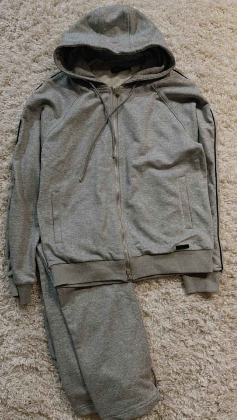 Grey tracksuit image indicator(4)