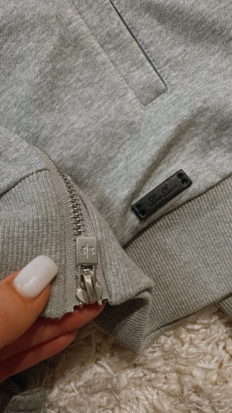 Grey tracksuit image indicator(5)