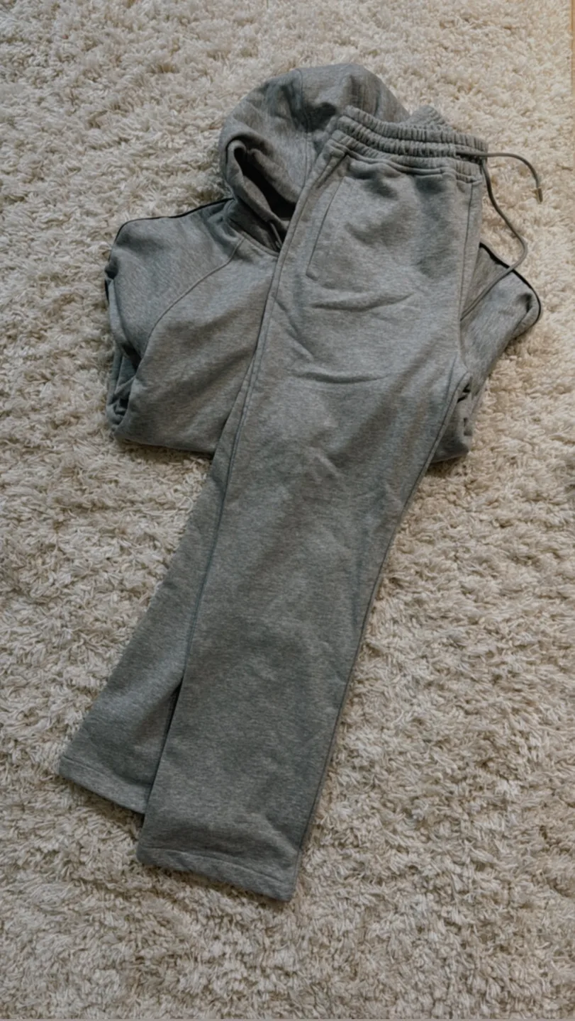 Grey tracksuit image indicator(3)