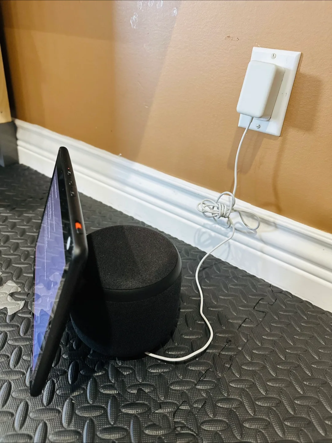 Amazon Echo Show 8 (2nd Gen) with Stand image indicator(3)