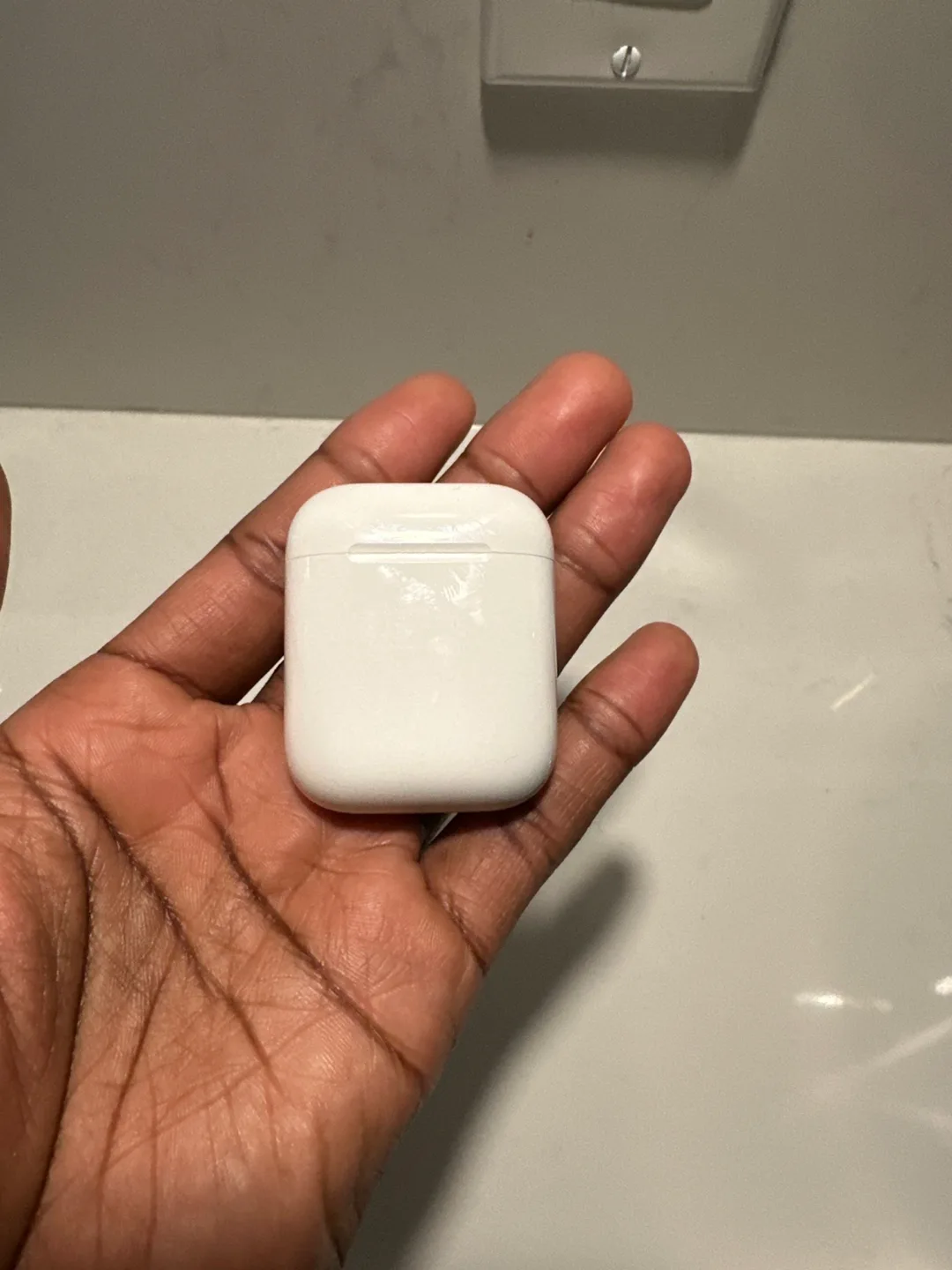 First gen right Apple AirPod with Charging Case image indicator(2)