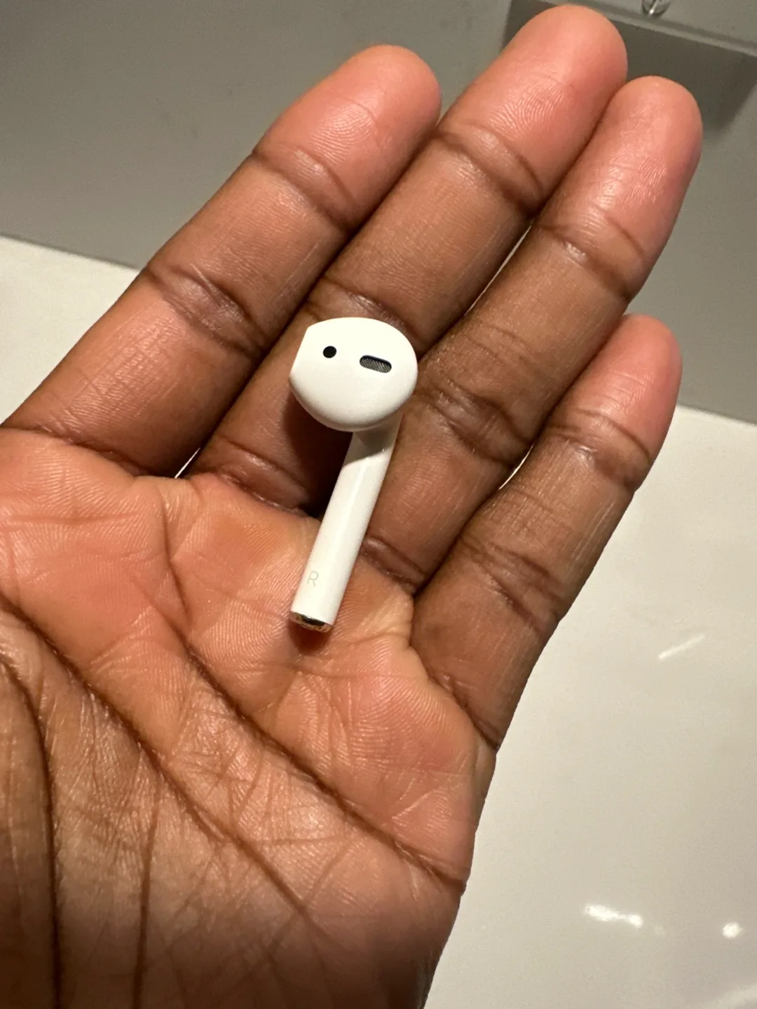 First gen right Apple AirPod with Charging Case image indicator(4)