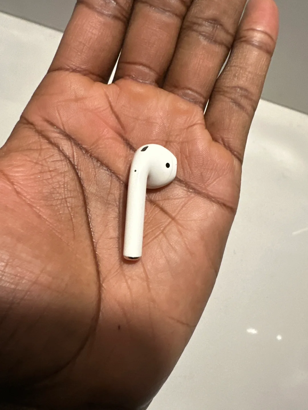 First gen right Apple AirPod with Charging Case image indicator(5)