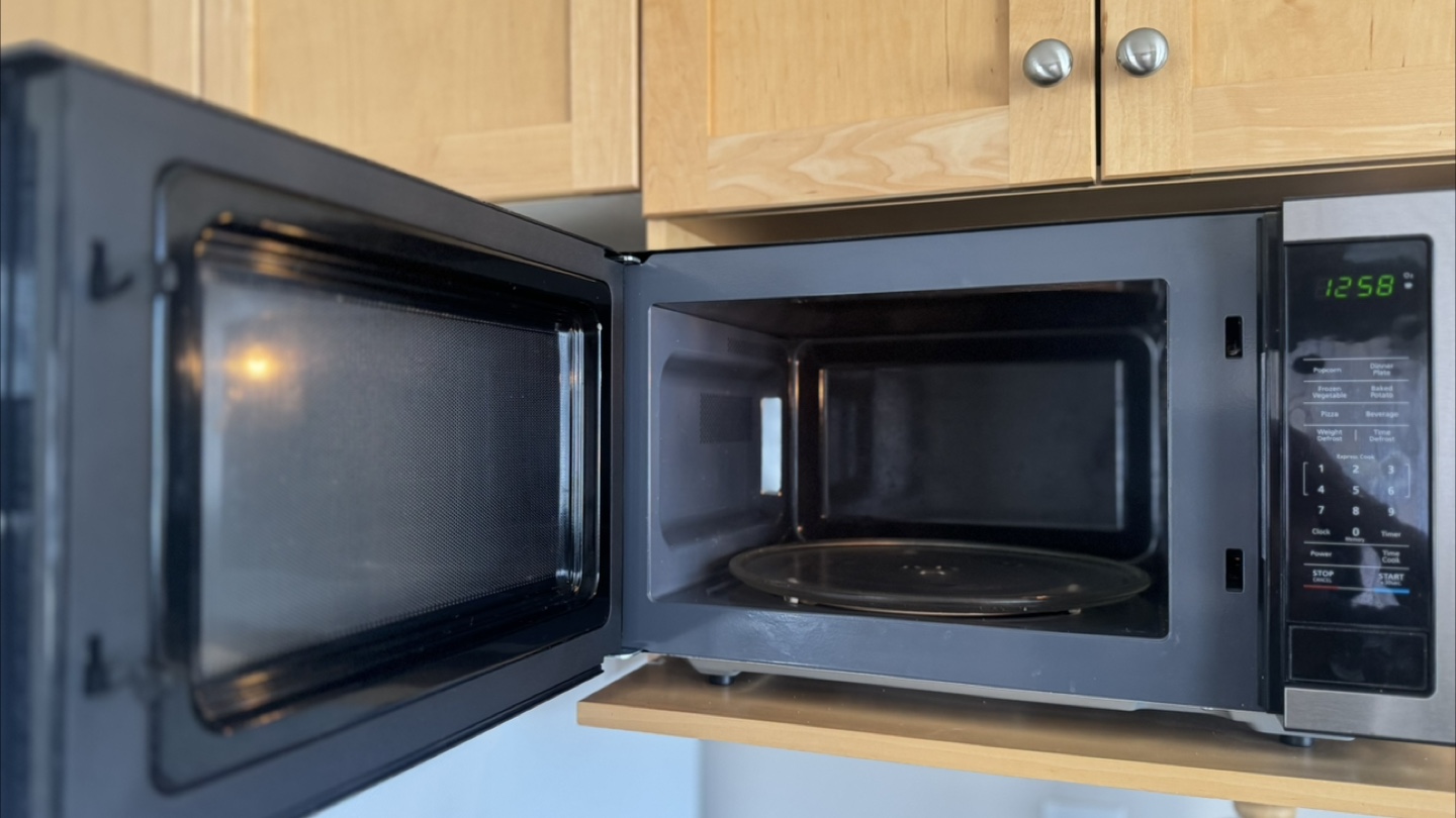 Magic Chef Countertop Microwave - photo 2