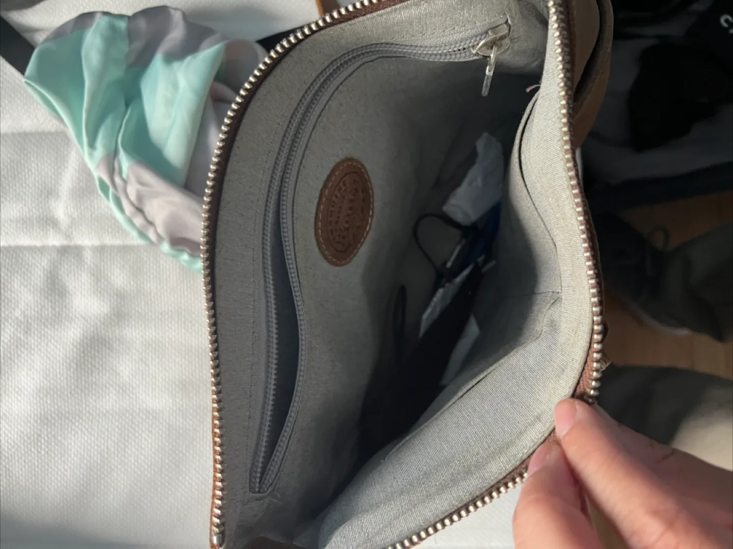 Roots Villager Bag image indicator(2)