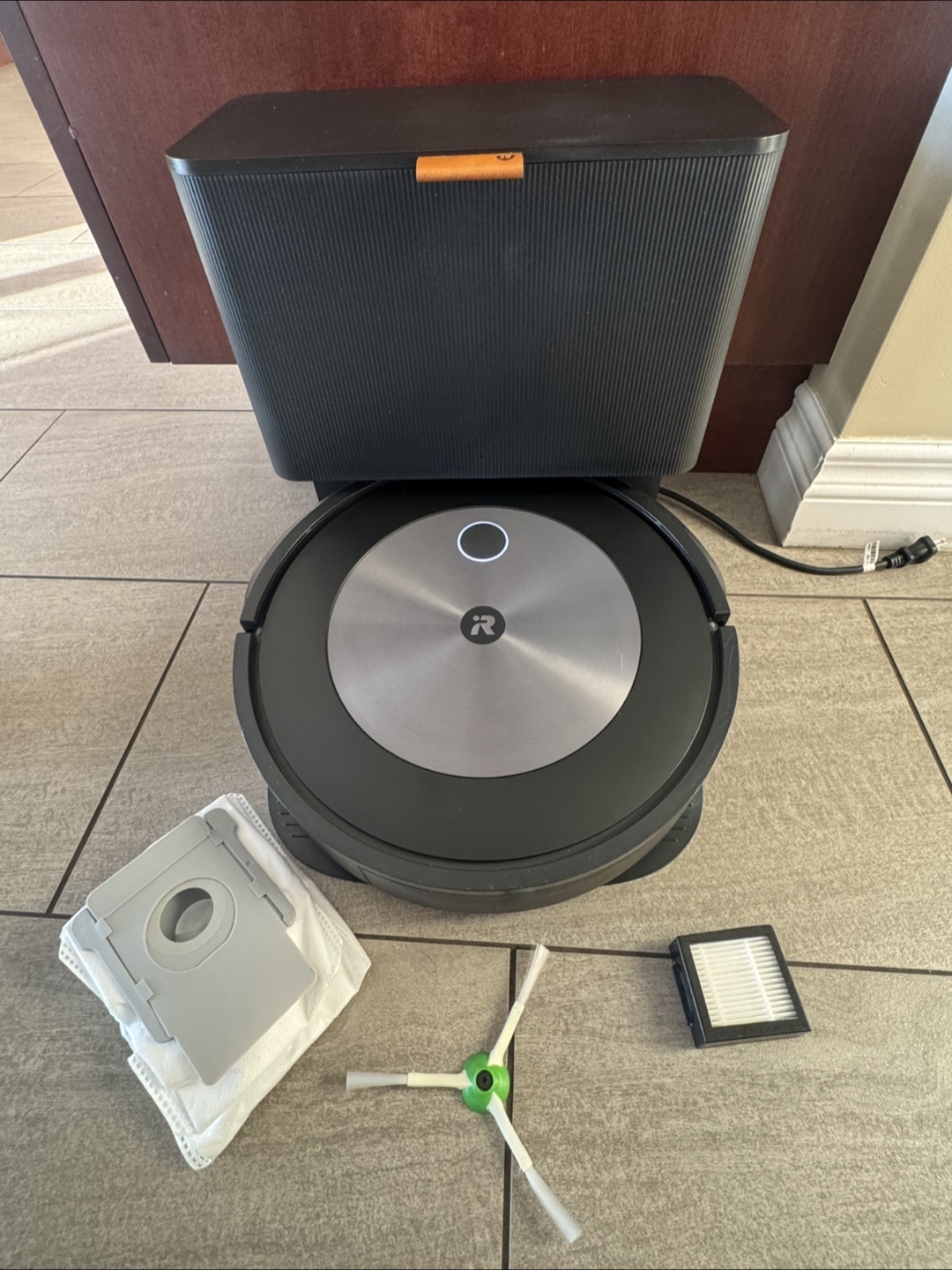 iRobot Roomba j7+ Robot Vacuum - fully serviced!