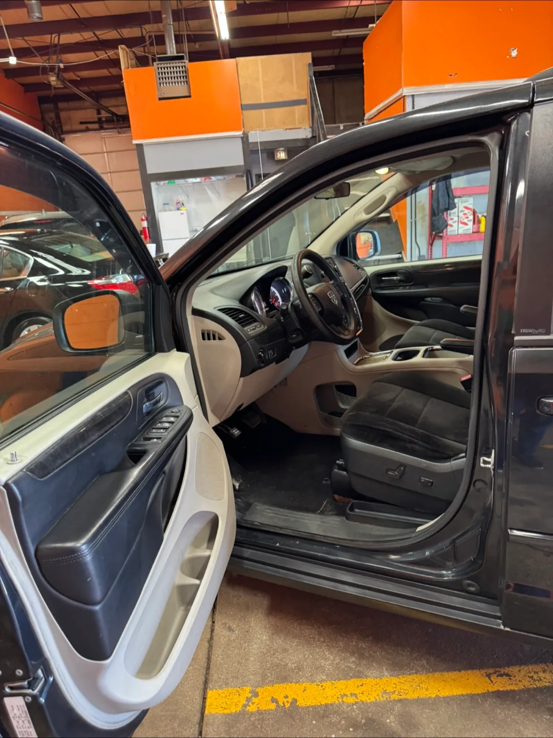 2013 Dodge Grand Caravan · Crew Minivan 4D image indicator(5)