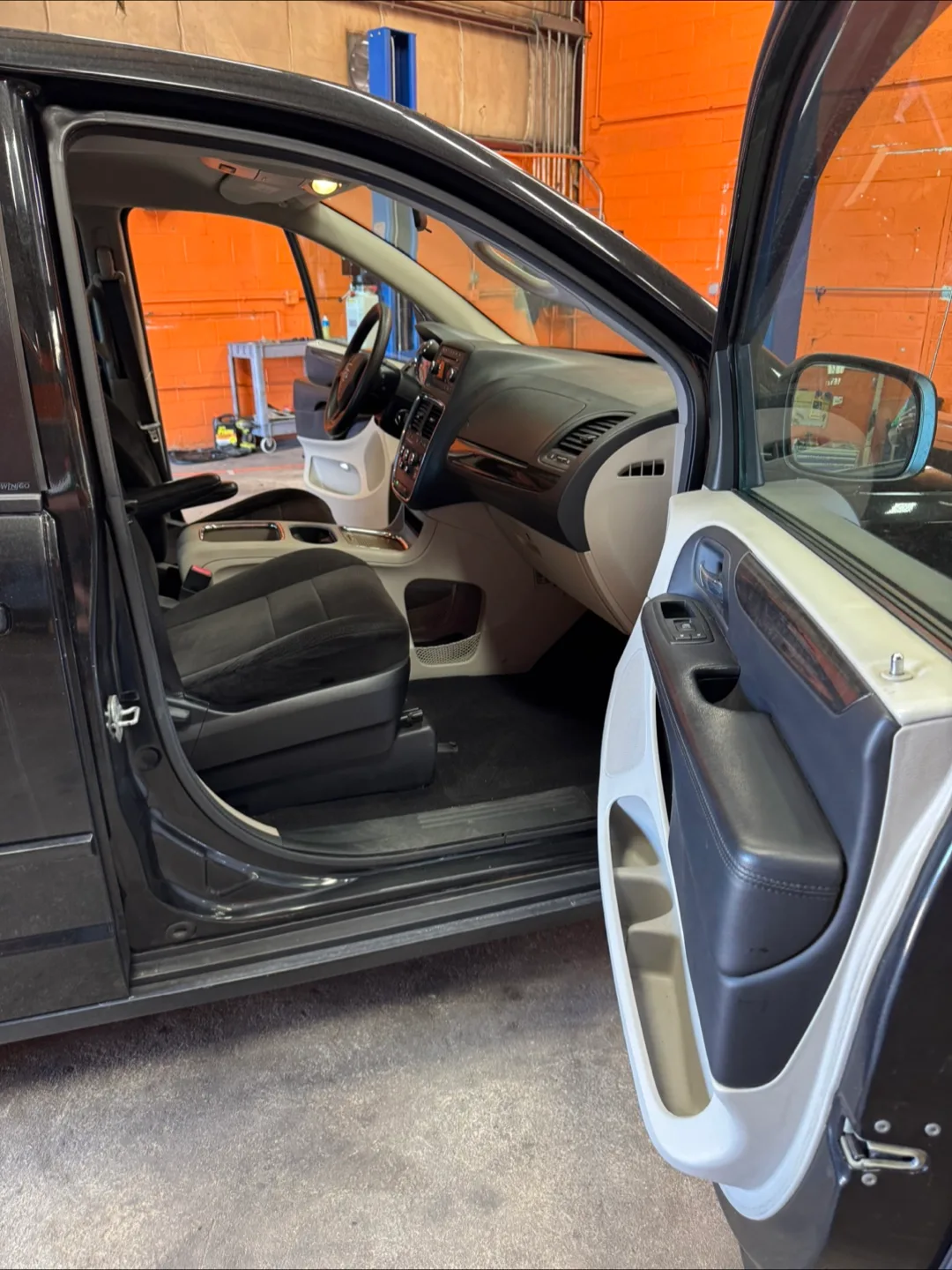 2013 Dodge Grand Caravan · Crew Minivan 4D image indicator(8)