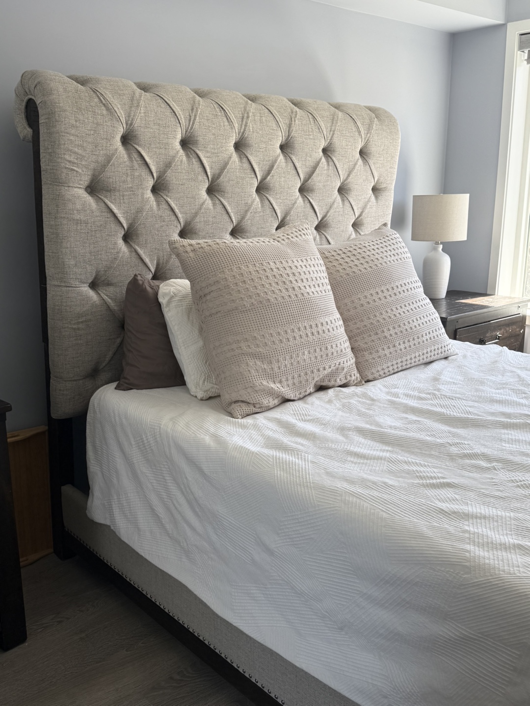Beautiful Hillcott Queen Bed Frame – Ashley Furniture - photo 3