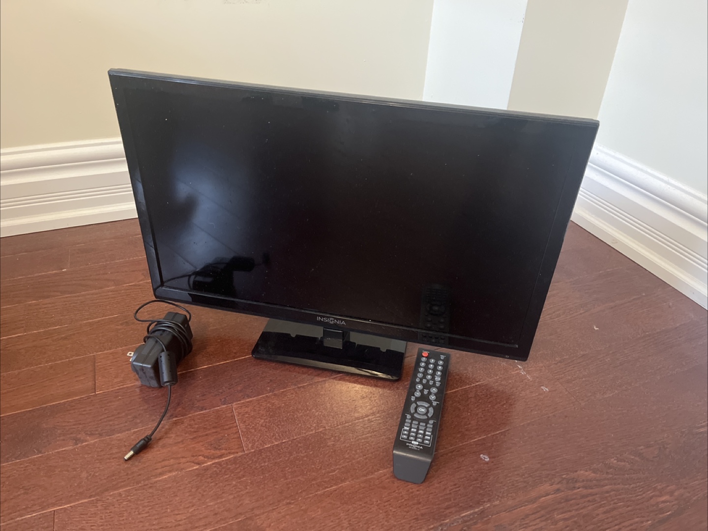 Moving Sale | Insignia 22-inch LED HDTV