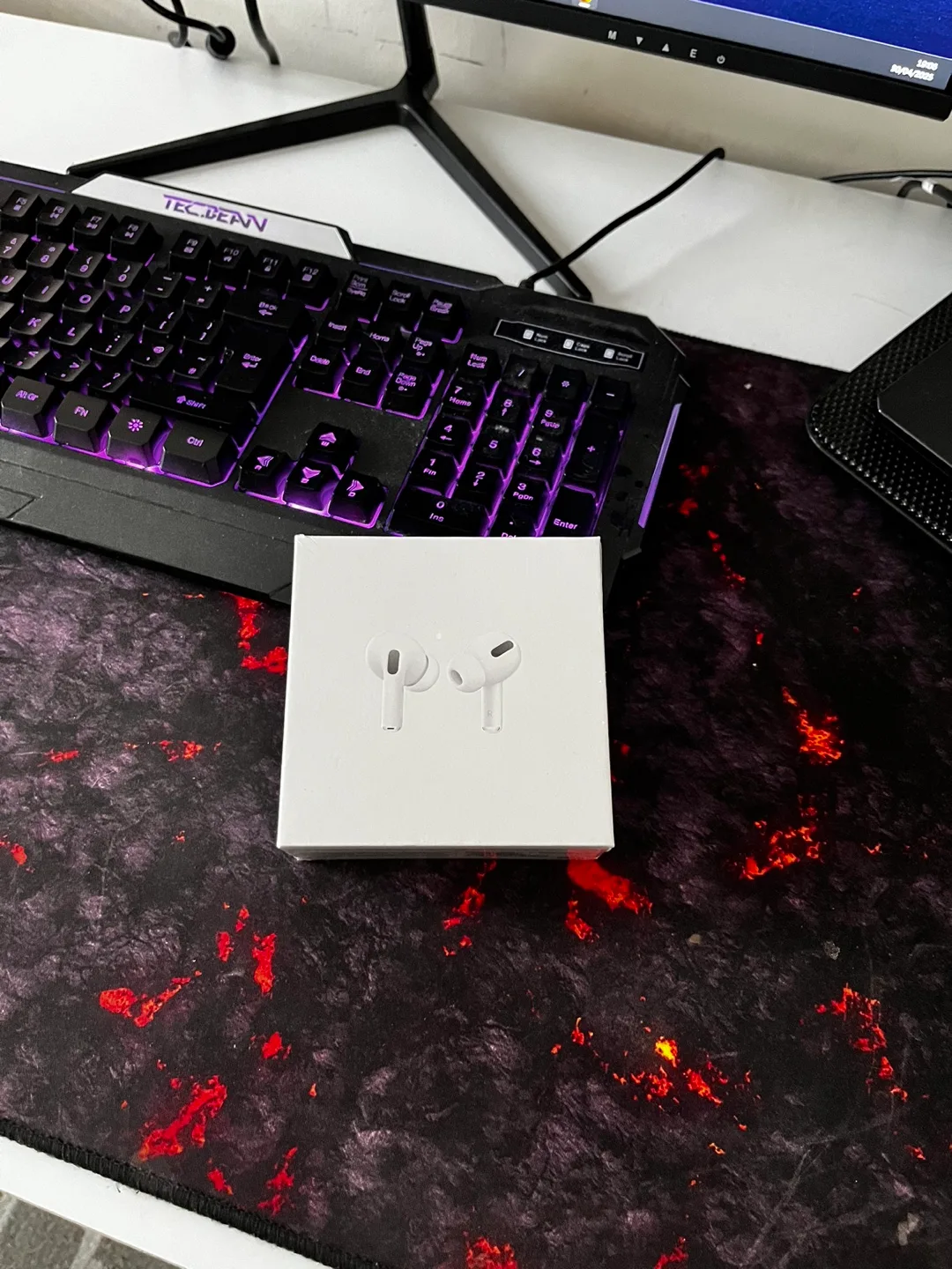 Apple AirPods Pro with MagSafe Charging Case - New thumbnail