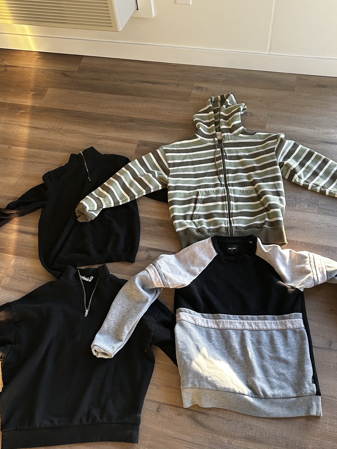 Bundle of 4 Men's tops