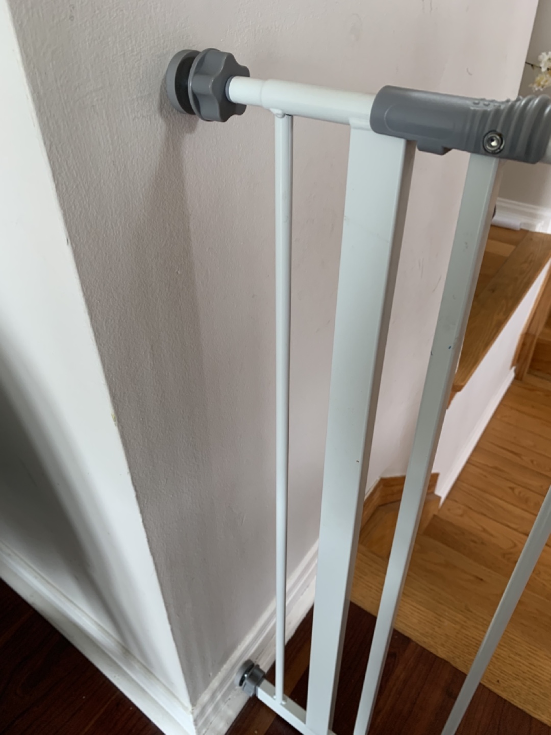 Regalo Baby Gate 29-47” wide 30” height - photo 2