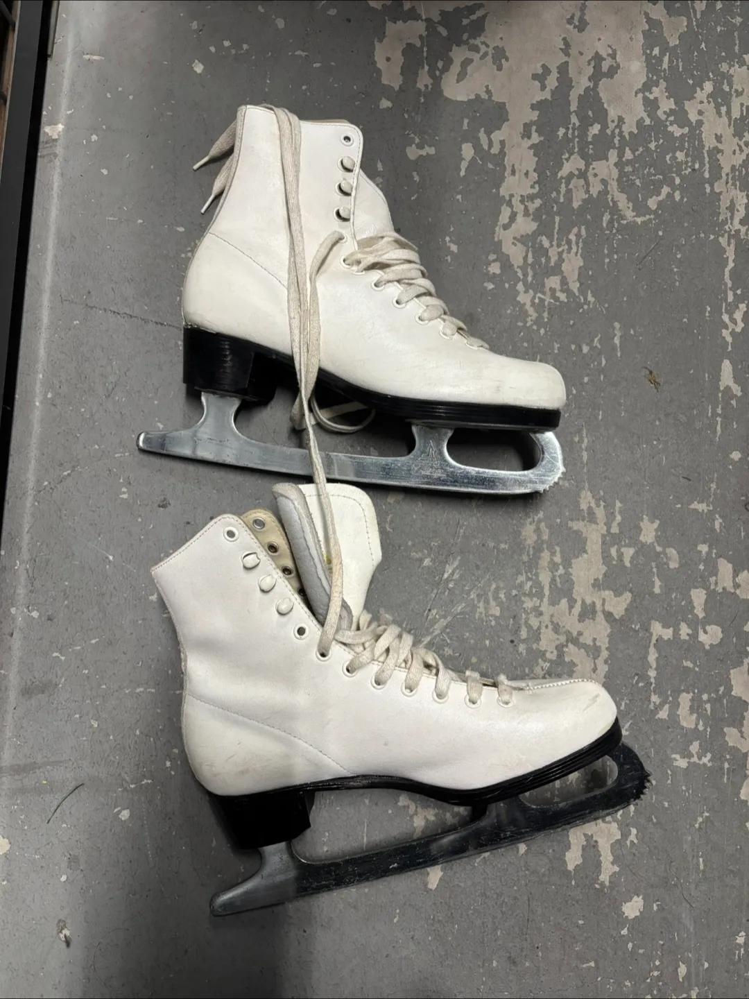 Women’s Size 6 Figure Skates image indicator(3)