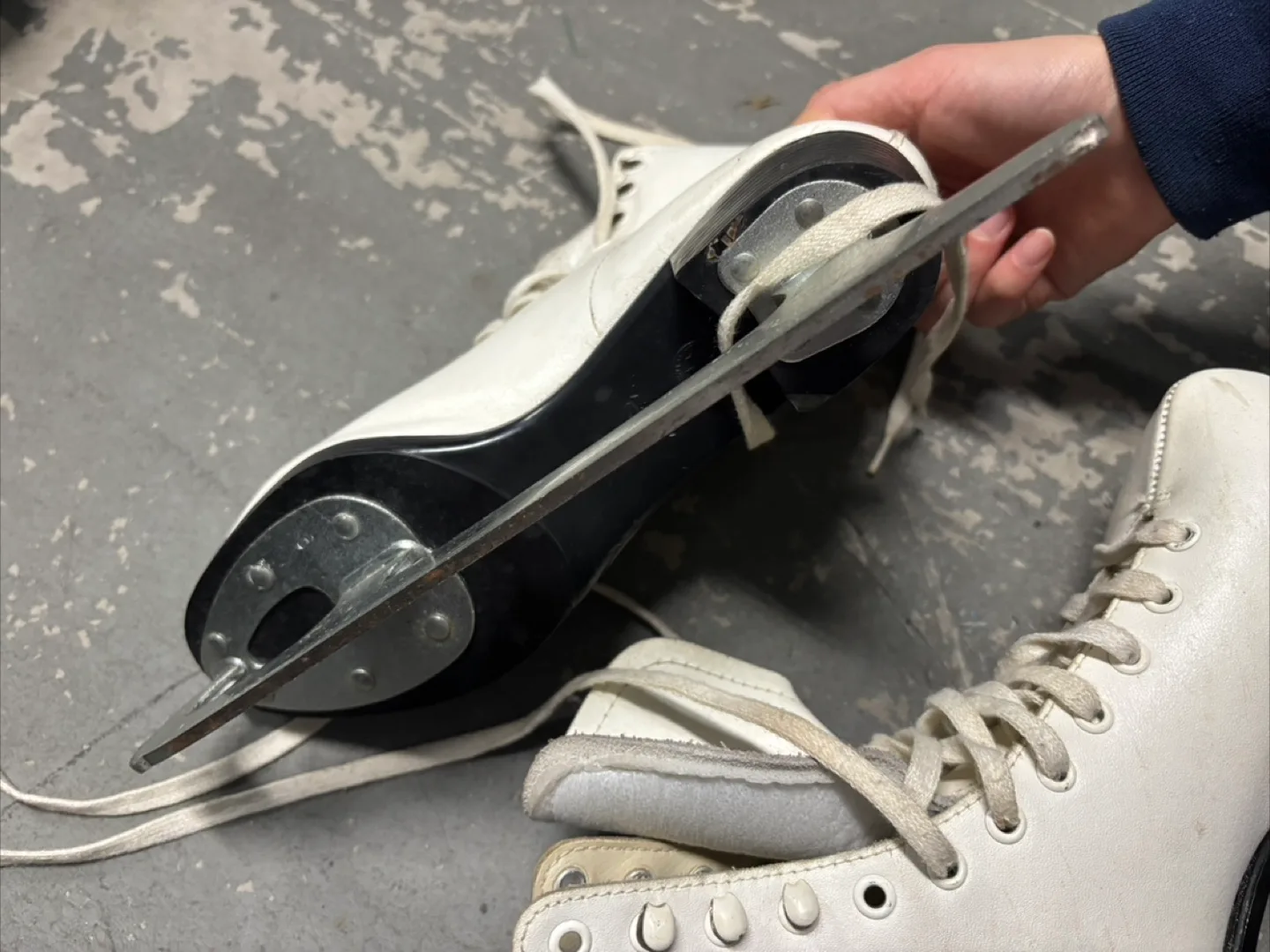 Women’s Size 6 Figure Skates image indicator(2)