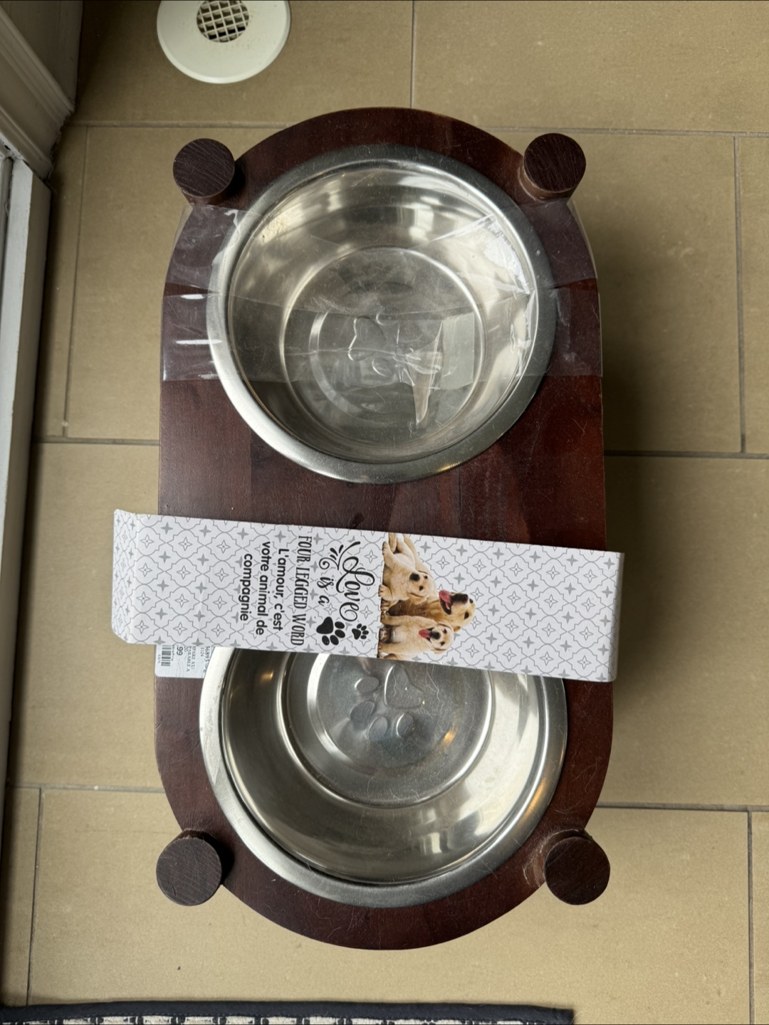 Free - standing dog bowl with wooden frame
