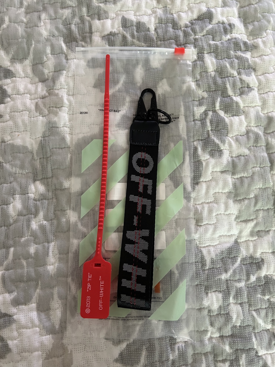 Off-White Keychain tag brand new