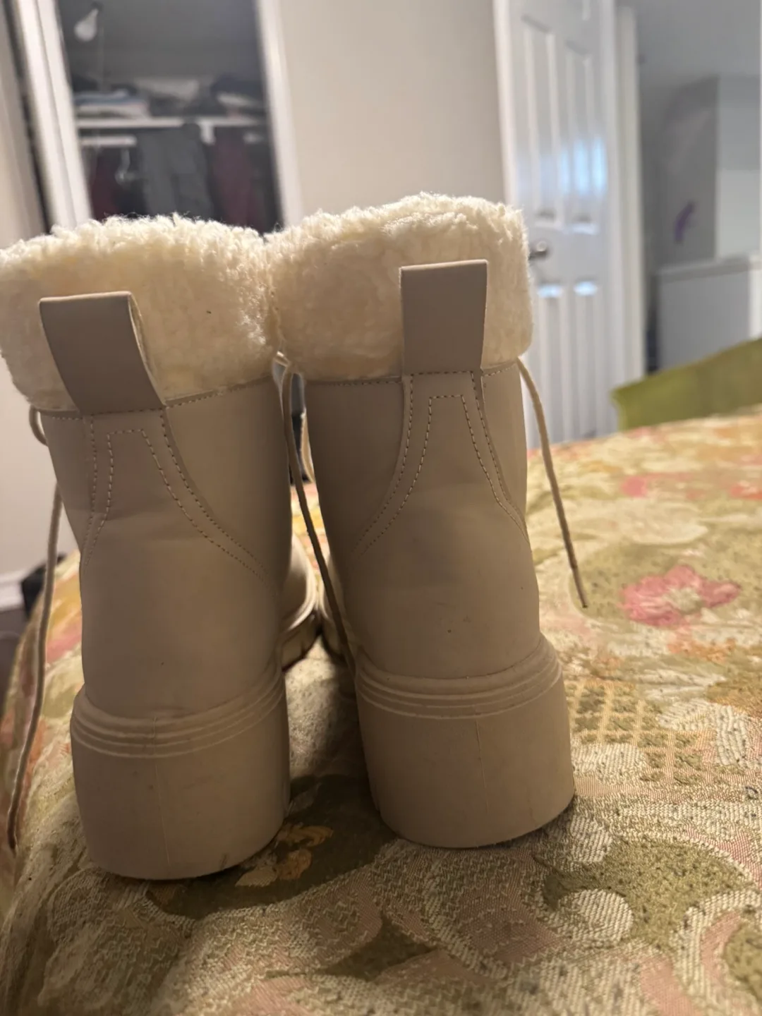 Cream-coloured Lace-up Winter Boots image indicator(3)