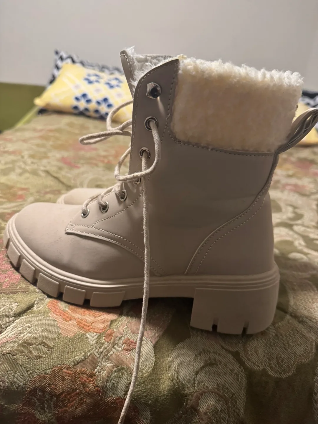 Cream-coloured Lace-up Winter Boots image indicator(2)