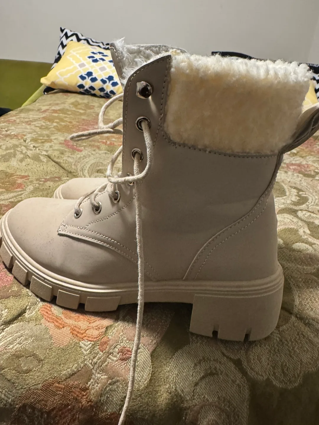 Cream-coloured Lace-up Winter Boots image indicator(4)