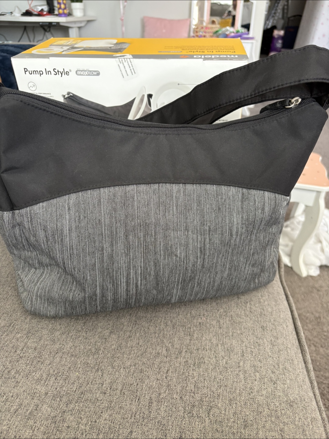 Medela pump in style max flow with unused brand new bottles $180 - photo 3