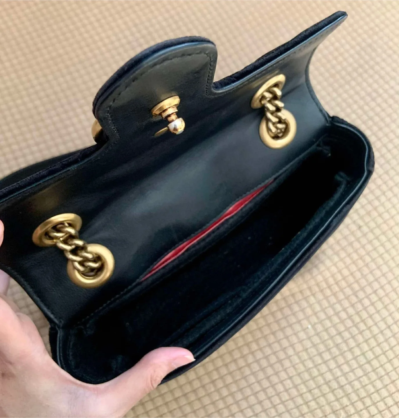 Gucci Velvet Shoulder Bag image indicator(9)