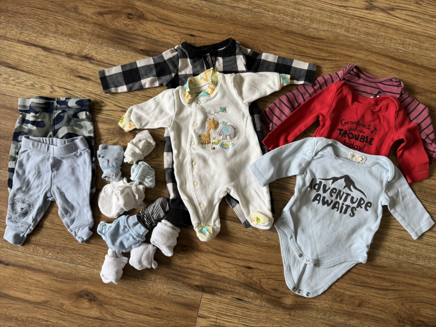 Bundle of 18 Newborn Baby Clothes - Bodysuits, Pants, Socks - photo 2
