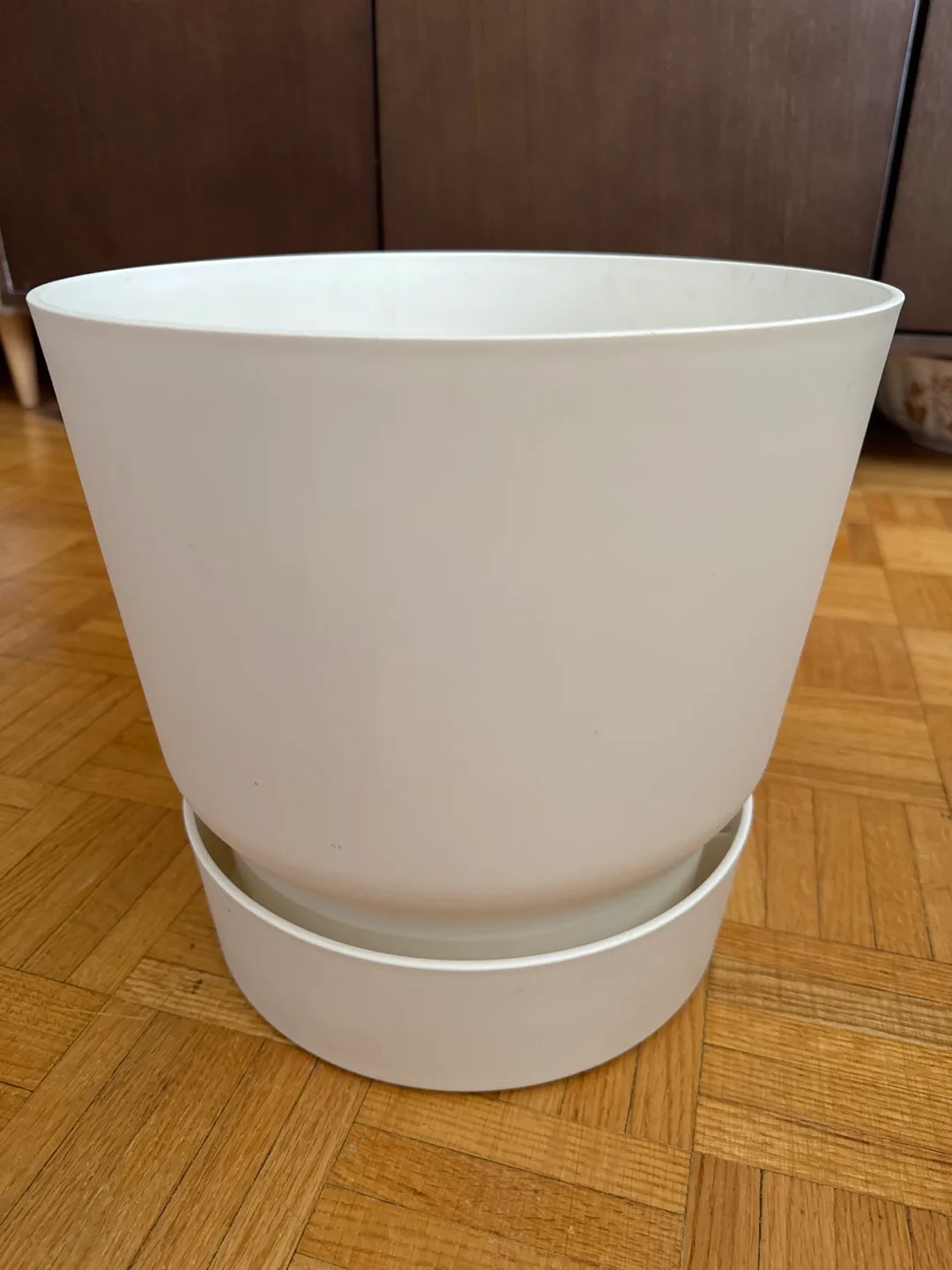 🧡White plastic planter with saucer thumbnail