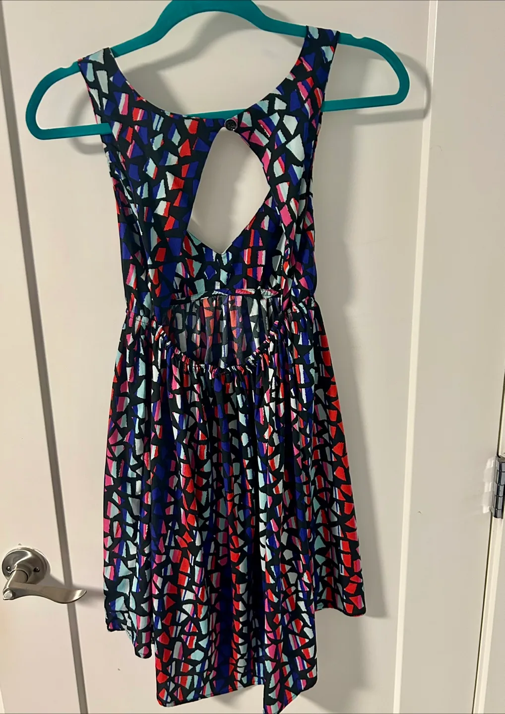 Colorful sleeveless mini dress with keyhole back image indicator(2)