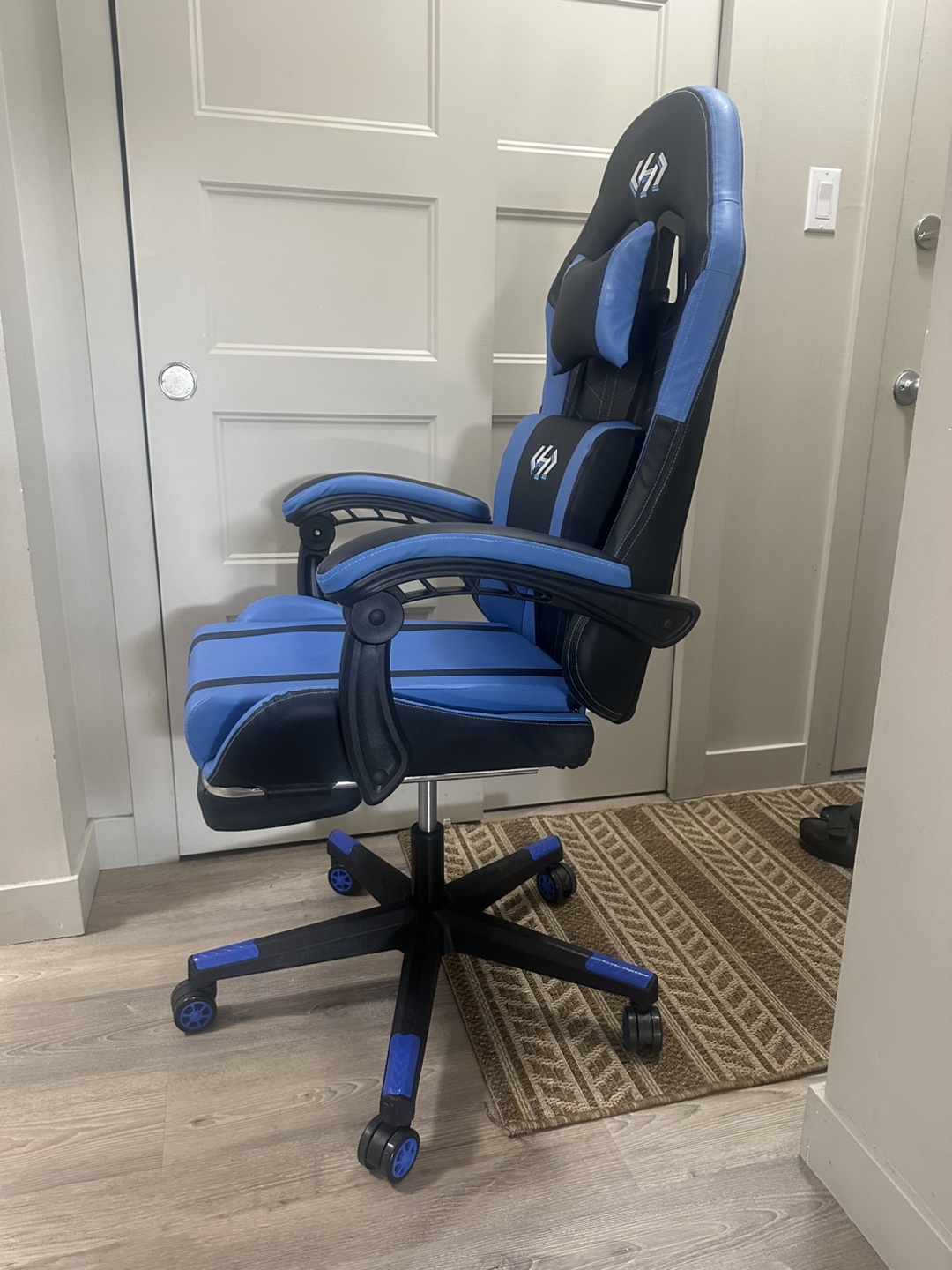 Brand new, recently assembled Gaming Chair/Office Chair in blue. - photo 3