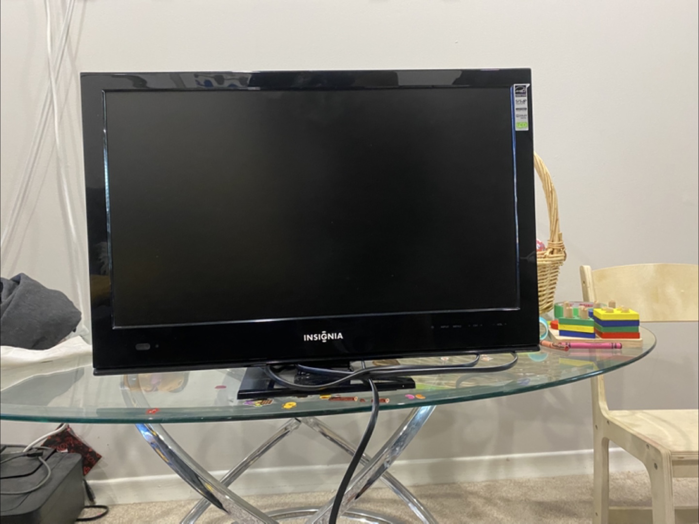 Insignia 22-inch LCD TV - photo 2