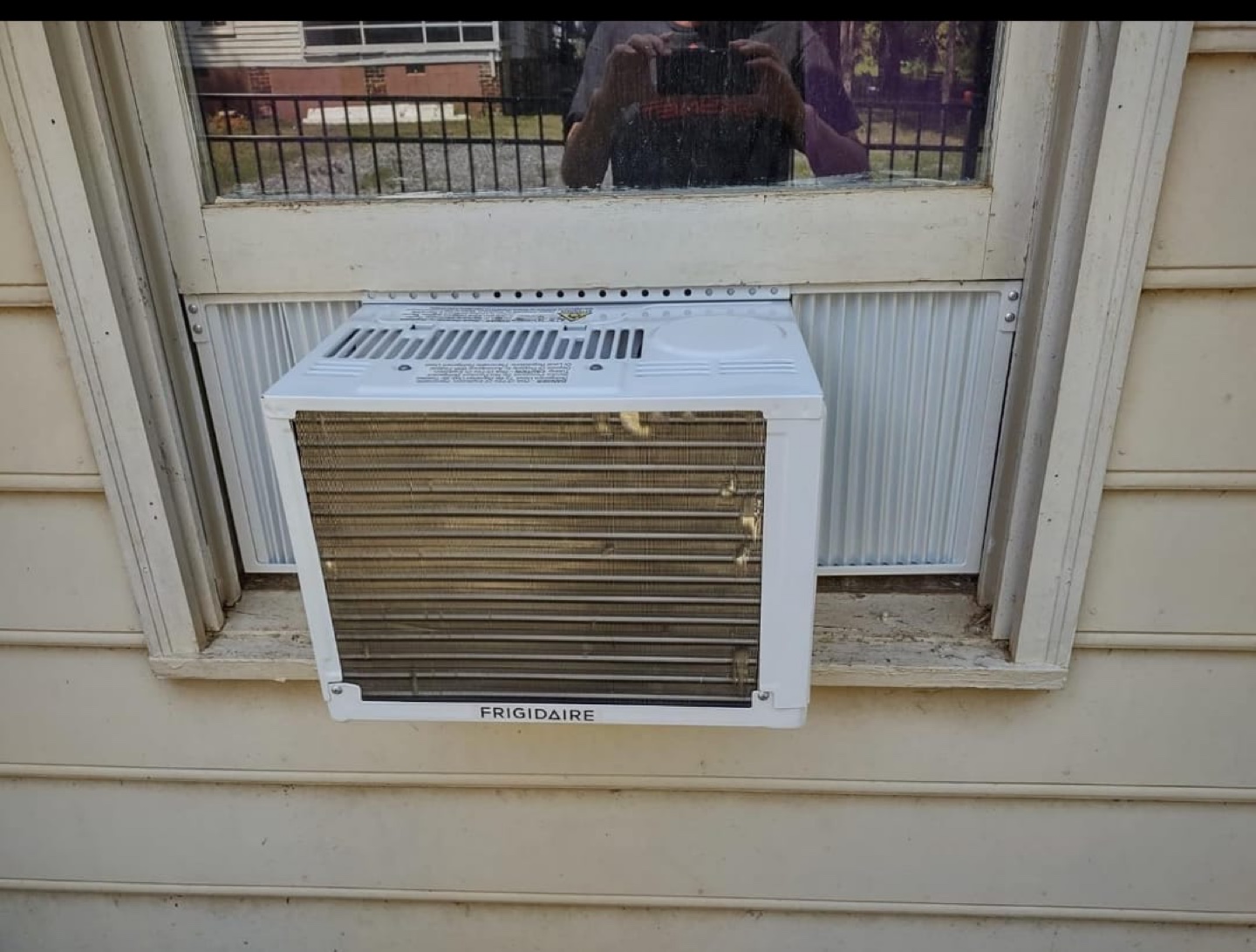 Frigidaire 5,000 BTU Window Air Conditioner - photo 2