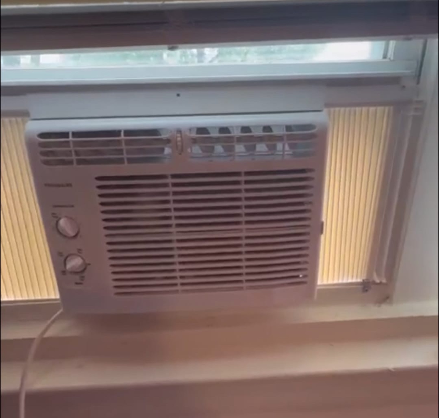 Frigidaire 5,000 BTU Window Air Conditioner - photo 5