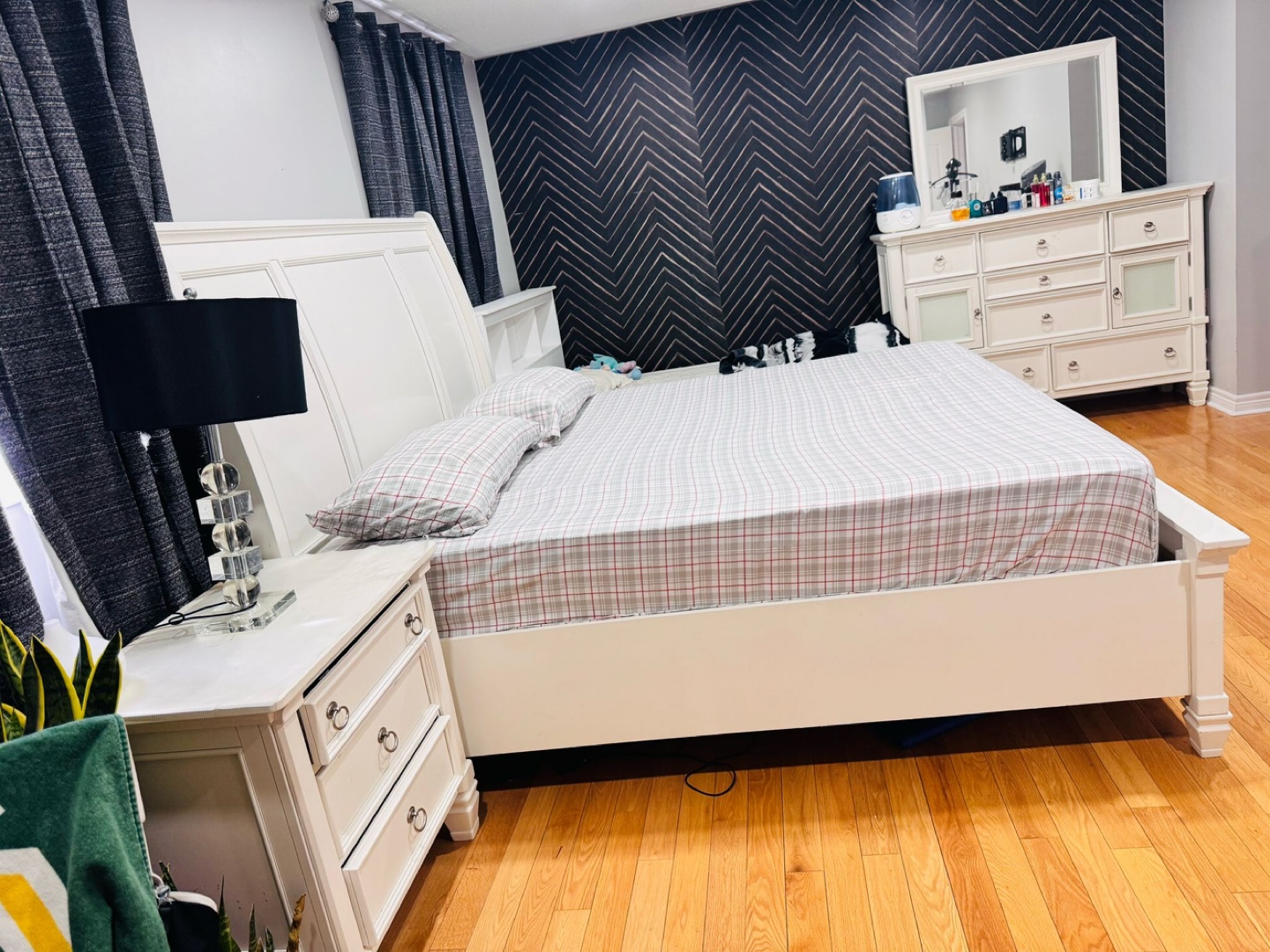 White Bedroom Set - King Size Bed, Dresser, and Nightstand - photo 5