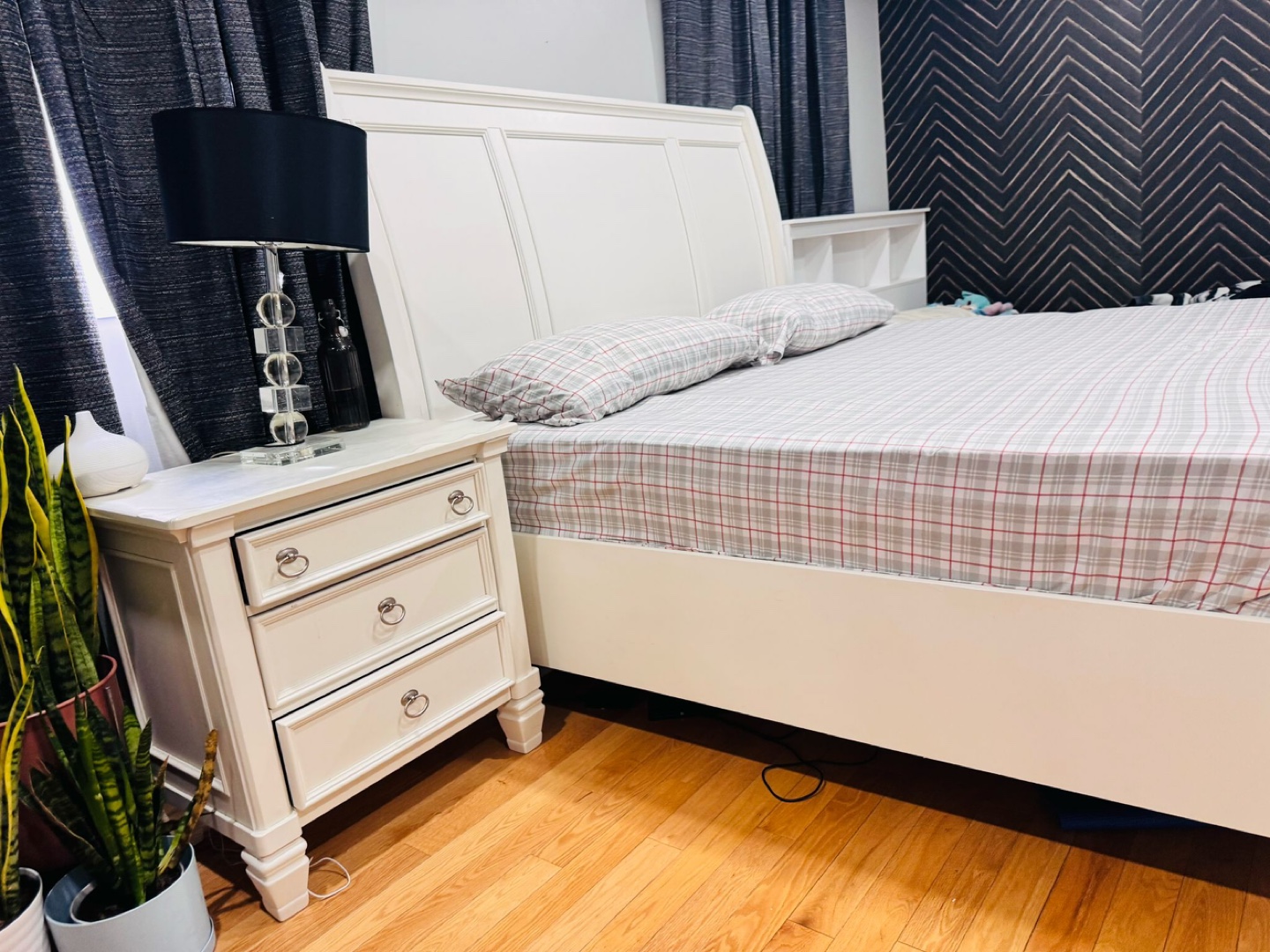 White Bedroom Set - King Size Bed, Dresser, and Nightstand - photo 3