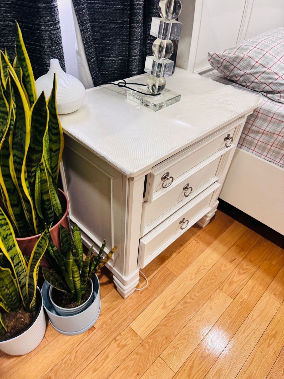 White Bedroom Set - King Size Bed, Dresser, and Nightstand - photo 4