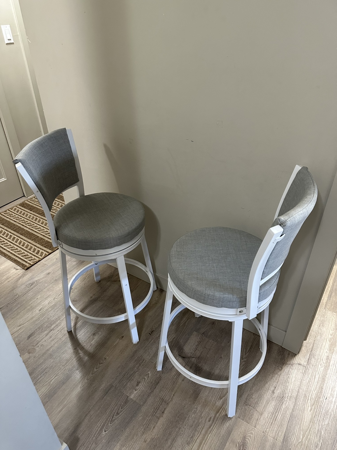 Brand-new set of two 25″ round swivel bar stools with backrests - photo 4