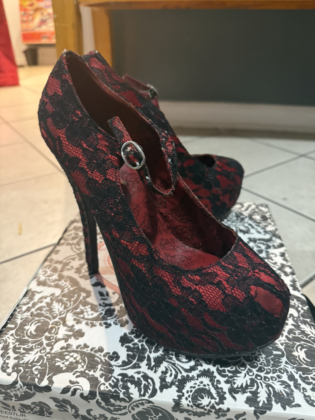 Bordello Red Lace Heels Size 7 - photo 3