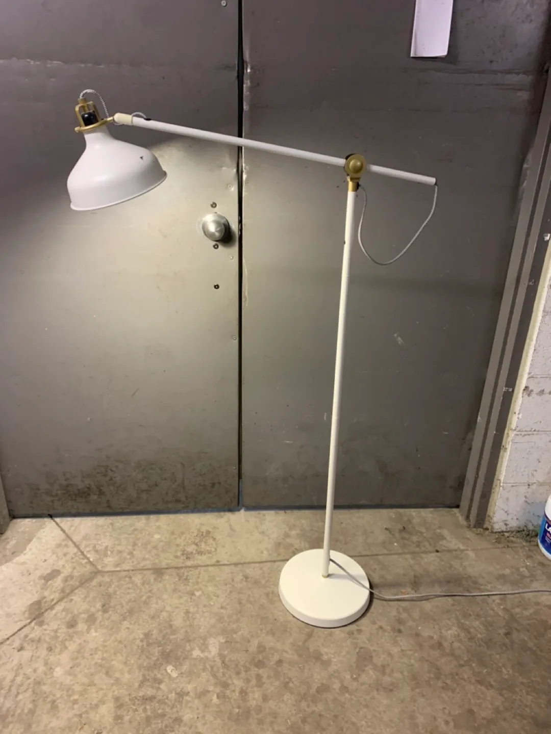 White and Gold Adjustable Floor Lamp image indicator(3)
