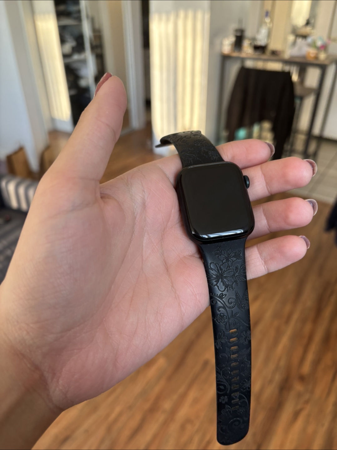 Apple Watch SE 44mm (Charger & Band Included)