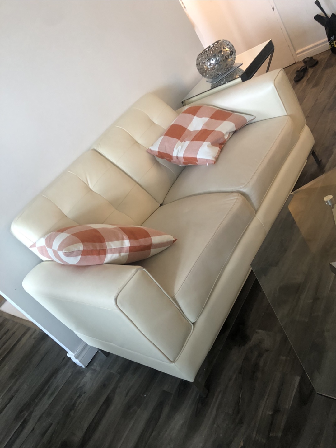 Use condition 2 pieces sofa and love setOff-White Leather Sofa