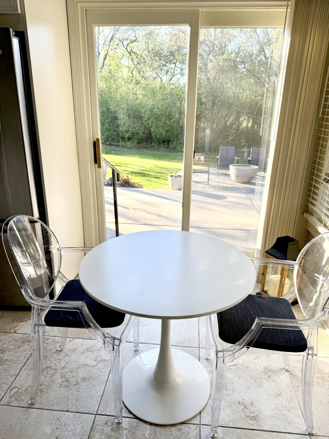 Round tulip table