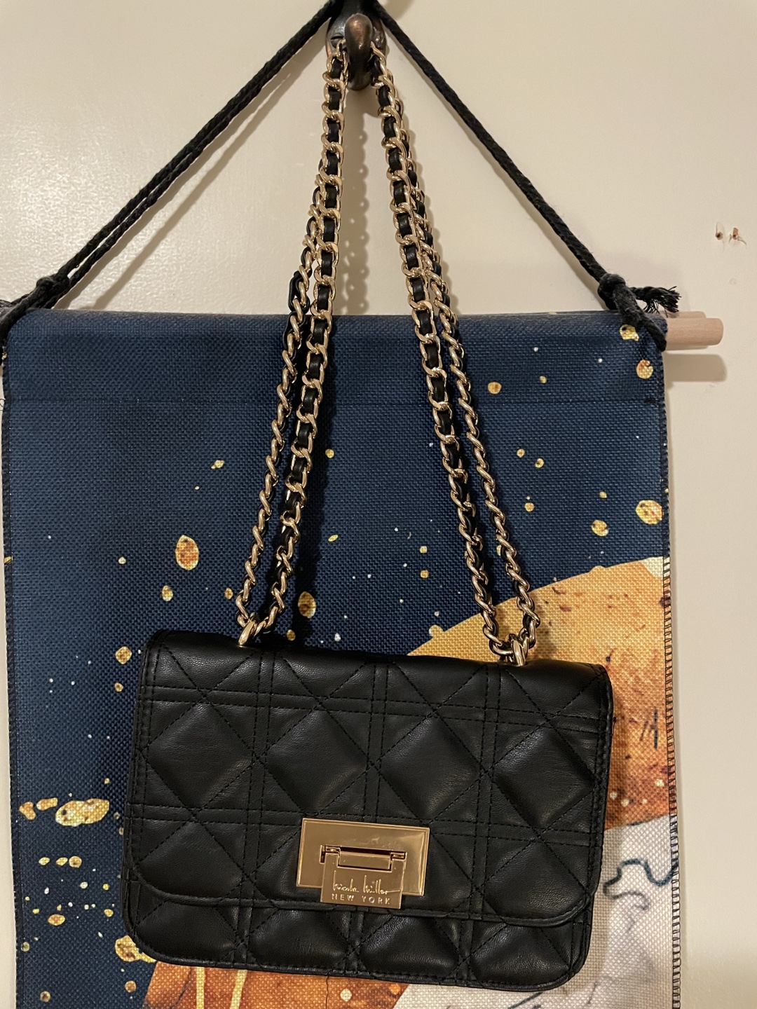 Black quilted crossbody bag with gold chain strap - photo 3