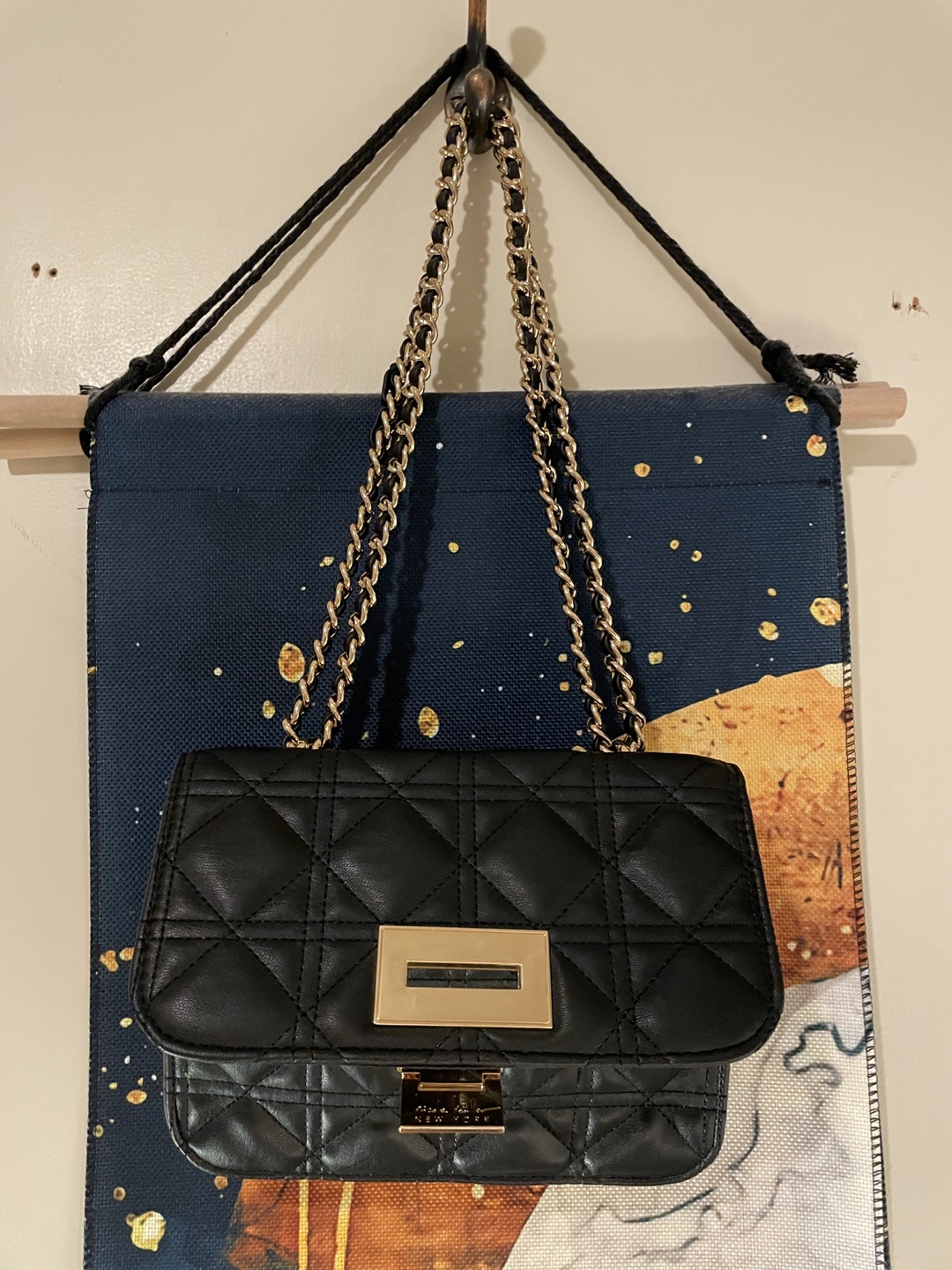 Black quilted crossbody bag with gold chain strap - photo 5