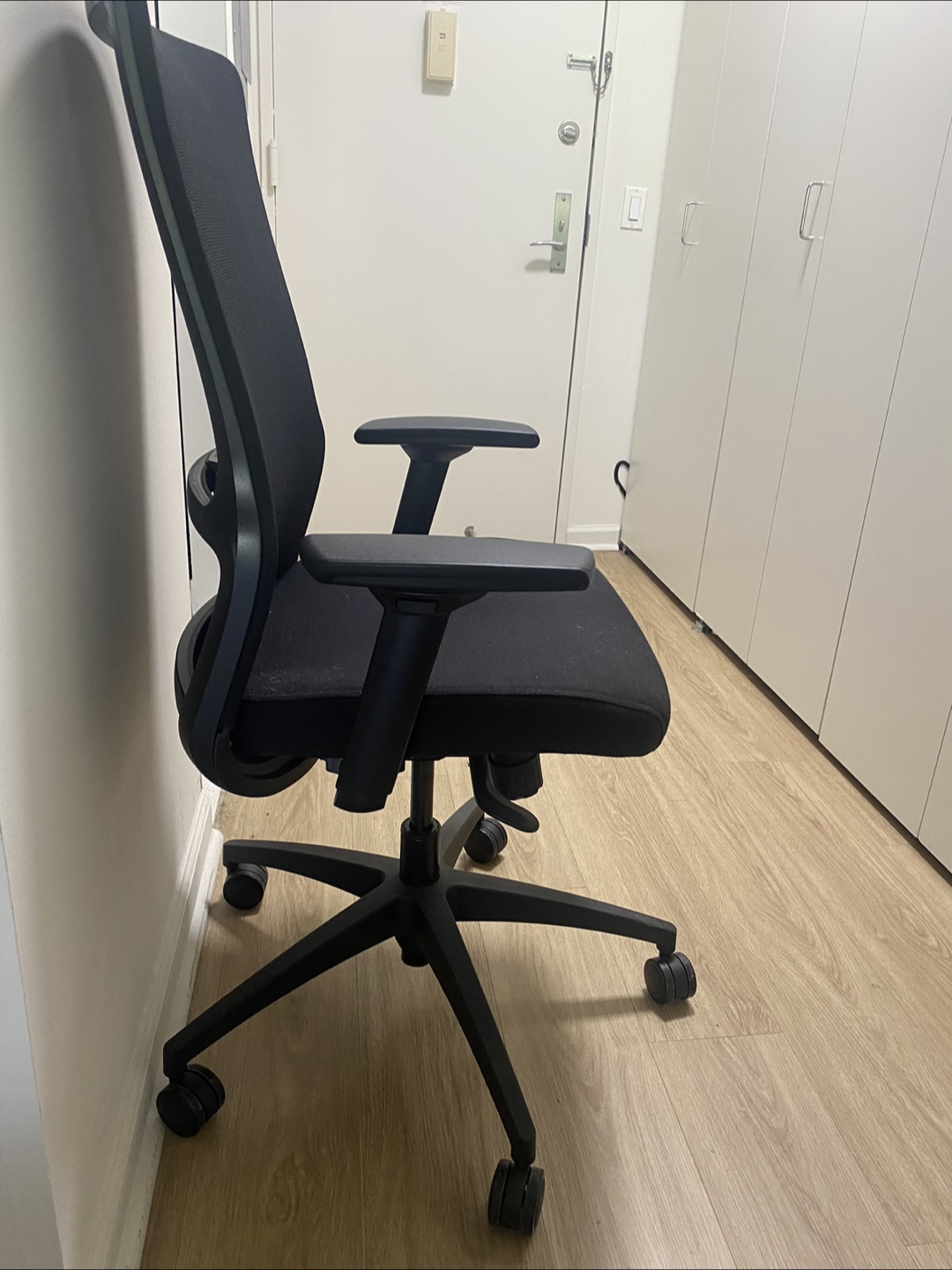 Office Chair - Black Mesh ergonomic - photo 2